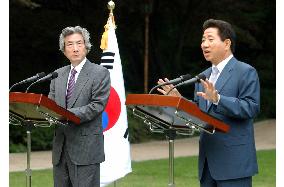 Koizumi, Roh agree to add textbook issue in joint history study