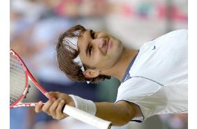 Defending champion Federer into semi-finals at Wimbledon