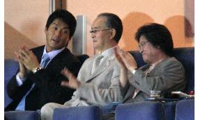 Ex-Giants manager Nagashima appears at Tokyo Dome