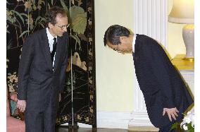 Chief Cabinet Secretary Hosoda visits British Embassy