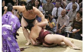 Asashoryu mows down Futeno for 3rd win in Nagoya