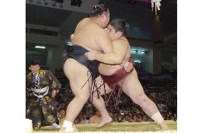 Chiyotaikai defeated at Nagoya sumo
