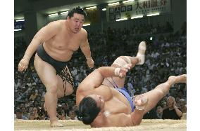 Asashoryu moves into pole position at Nagoya sumo