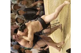 Asashoryu bounces back with 8th win at Nagoya sumo