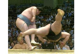 Asashoryu upset, drops to 3-way lead at Nagoya sumo