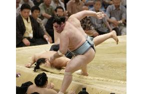 Asashoryu upset, drops to 3-way lead at Nagoya sumo