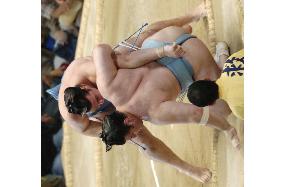 Kotooshu wins Euro battle to keep share of lead in Nagoya