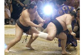 Ashashoryu beats Kotomitsuki in Nagoya sumo