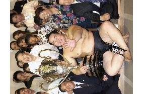 Asashoryu captures 5th title in a row in Nagoya