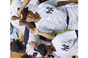 Matsui extends hitting streak on record-breaking day