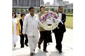 Renowned musicians offer wreath for Hiroshima A-bomb victims