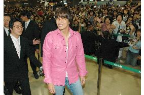 Bae arrives in Japan for film publicity, welcomed by 600 fans