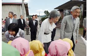 Emperor, empress arrive in Nagano village