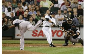 Mariners' Ichiro hits 3-run homer against Yankees