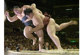 Asashoryu beaten by Futeno on 1st day at Autumn sumo