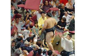 Asashoryu beaten by Futeno on 1st day at Autumn sumo