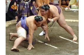 Kaio defeated by Miyabiyama at autumn sumo