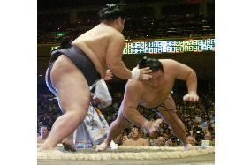 Chiyotaikai suffers defeat at autumn sumo