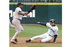 Ichiro scores 30th steal of season