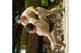 Asashoryu posts 2nd straight win at Autumn sumo