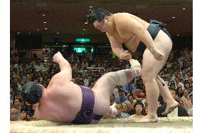 Asashoryu scores 5-1 at autumn sumo