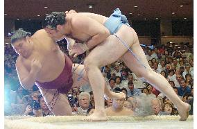 Kotooshu scores perfect 6th win at autumn sumo