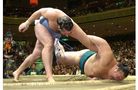 Kotooshu still the man to beat at Autumn sumo