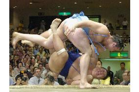 Kotooshu keeps winning streak alive at Autumn sumo