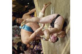 Asashoryu suffers second loss at Autumn sumo