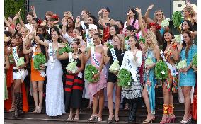 Int'l Beauty Pageant contestants gather at Aichi Expo