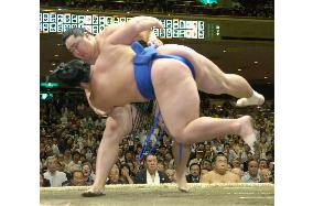 Asashoryu beats Kotoshogiku at Autum sumo