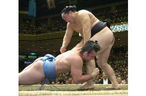 Asashoryu knocks down Kotooshu to close gap at Autumn sumo