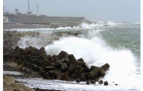 Powerful typhoon moving close to Izu