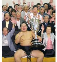 Asashoryu wins 6th consecutive title in playoff with Kotooshu