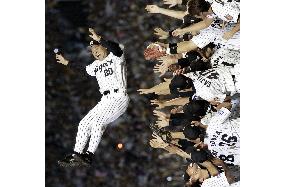 Hanshin clinches 1st Central League title in 2 years