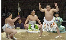 Japanese sumo wreslers in Las Vegas
