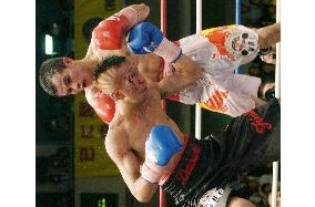 Pongsaklek holds off Naito to retain WBC title