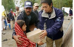 Japanese staffers deliver relief goods in Pakistan