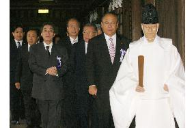 101 lawmakers visit Yasukuni for fall festival