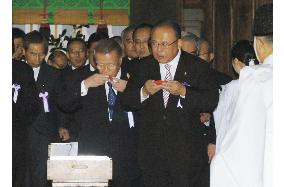 101 lawmakers visit Yasukuni for fall festival