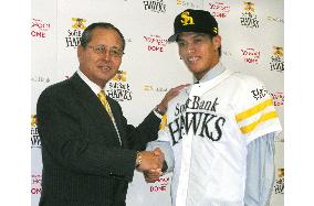 Hawks sign Taiwanese pitcher Yang