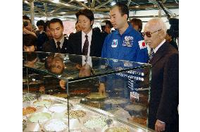 Astronaut Noguchi visits instant Chinese noodle museum