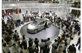Tokyo Motor Show opens to public as automakers focus on environment