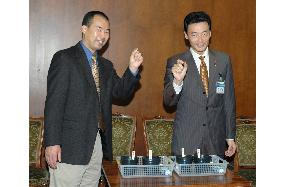 Astronaut Noguchi returns acorns to Yokohama mayor