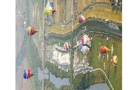 Int'l hot-air balloon competition begin in Saga