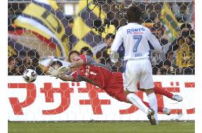 Chiba shoot down Gamba to win Nabisco Cup