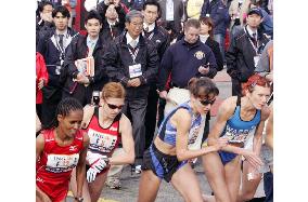 Tokyo Gov. Ishihara watches N.Y. City Marathon