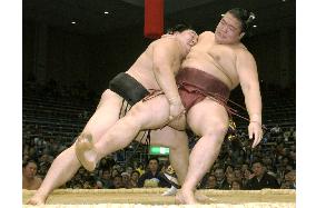 Asashoryu wins 3rd straight at Kyushu sumo