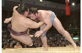 Kotooshu beats Miyabiyama at Kyushu sumo