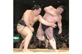 Asashoryu stays undefeated with 4th win at Kyushu sumo